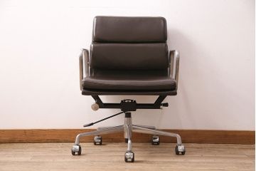 中古　リプロダクト品　ハーマンミラー(Hermanmiller)　アルミナム　ブラウンカラーが渋いアームチェア(オフィスチェア、椅子)(R-048900)