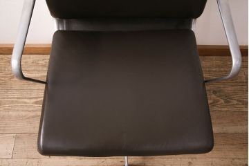 中古　リプロダクト品　ハーマンミラー(Hermanmiller)　アルミナム　ブラウンカラーが渋いアームチェア(オフィスチェア、椅子)(R-048900)