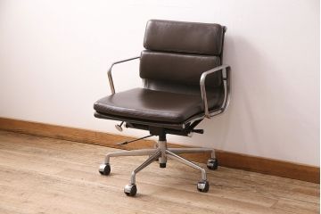 中古　リプロダクト品　ハーマンミラー(Hermanmiller)　アルミナム　ブラウンカラーが渋いアームチェア(オフィスチェア、椅子)(R-048900)