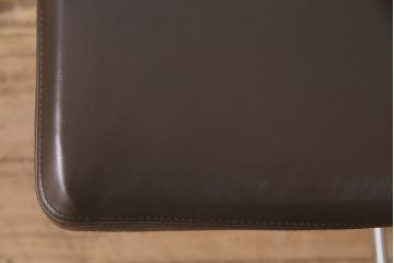中古　リプロダクト品　ハーマンミラー(Hermanmiller)　アルミナム　ブラウンカラーが渋いアームチェア(オフィスチェア、椅子)(R-048900)