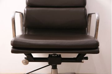 中古　リプロダクト品　ハーマンミラー(Hermanmiller)　アルミナム　ブラウンカラーが渋いアームチェア(オフィスチェア、椅子)(R-048900)