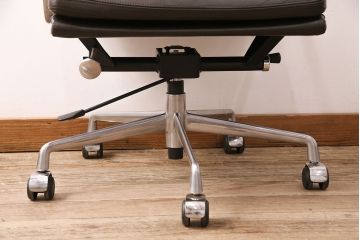 中古　リプロダクト品　ハーマンミラー(Hermanmiller)　アルミナム　ブラウンカラーが渋いアームチェア(オフィスチェア、椅子)(R-048900)