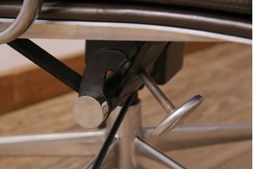 中古　リプロダクト品　ハーマンミラー(Hermanmiller)　アルミナム　ブラウンカラーが渋いアームチェア(オフィスチェア、椅子)(R-048900)
