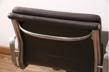 中古　リプロダクト品　ハーマンミラー(Hermanmiller)　アルミナム　ブラウンカラーが渋いアームチェア(オフィスチェア、椅子)(R-048900)