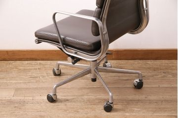 中古　リプロダクト品　ハーマンミラー(Hermanmiller)　アルミナム　ブラウンカラーが渋いアームチェア(オフィスチェア、椅子)(R-048900)