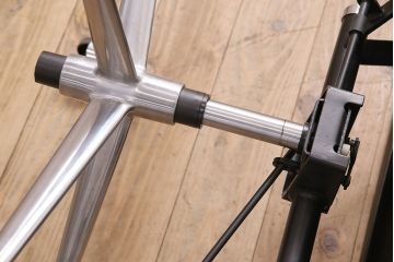中古　リプロダクト品　ハーマンミラー(Hermanmiller)　アルミナム　ブラウンカラーが渋いアームチェア(オフィスチェア、椅子)(R-048900)