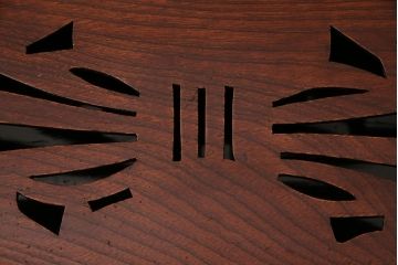 和製アンティーク　明治大正期　総ケヤキ材　漆塗り　透かし彫りの意匠と金の金具が目を惹く収納箱(木箱、小物収納)(R-048901)