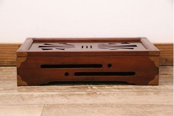 和製アンティーク　明治大正期　総ケヤキ材　漆塗り　透かし彫りの意匠と金の金具が目を惹く収納箱(木箱、小物収納)(R-048901)