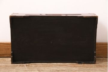 和製アンティーク　明治大正期　総ケヤキ材　漆塗り　透かし彫りの意匠と金の金具が目を惹く収納箱(木箱、小物収納)(R-048901)