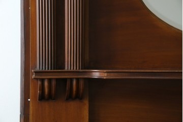 イギリスアンティーク　マホガニー材　鏡付き!褐色の木肌が美しい大振りサイズのマントルピース　(R-048913)