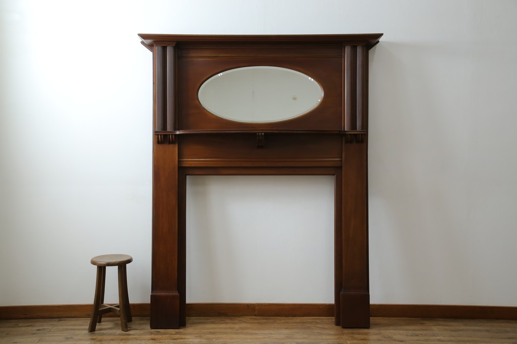 イギリスアンティーク　マホガニー材　鏡付き!褐色の木肌が美しい大振りサイズのマントルピース　(R-048913)