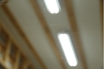 イギリスアンティーク　マホガニー材　鏡付き!褐色の木肌が美しい大振りサイズのマントルピース　(R-048913)