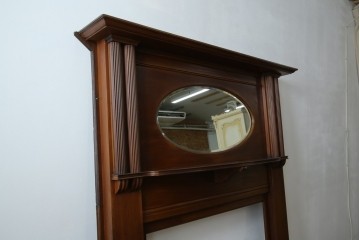 イギリスアンティーク　マホガニー材　鏡付き!褐色の木肌が美しい大振りサイズのマントルピース　(R-048913)