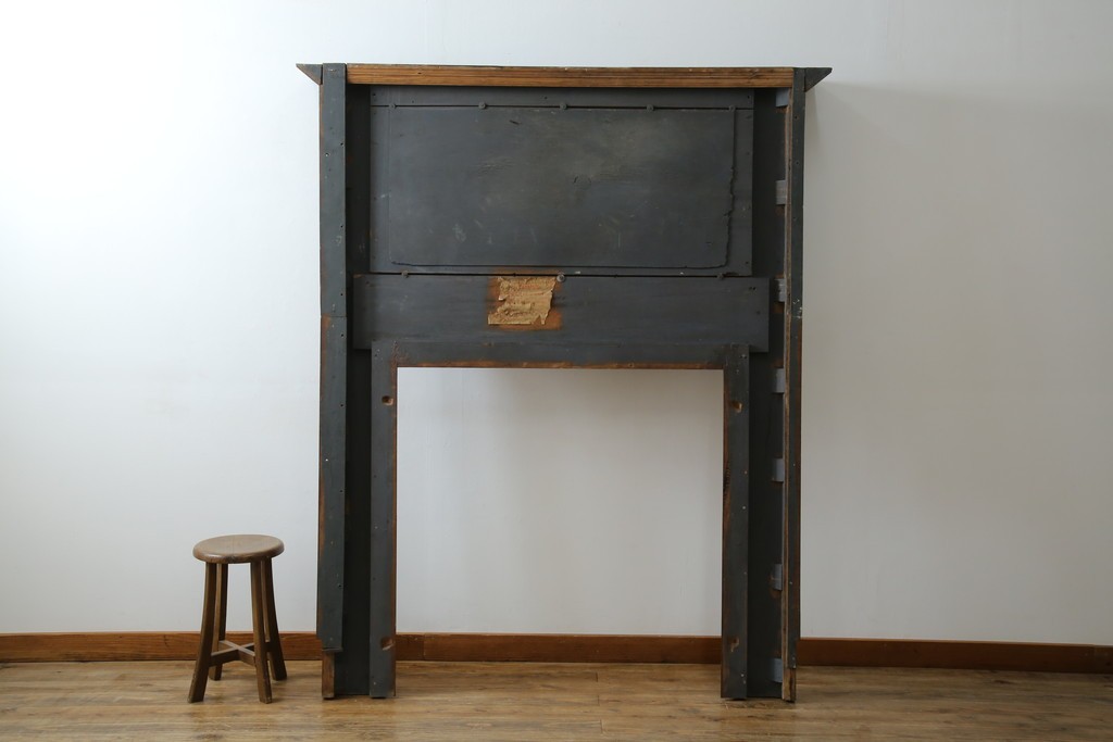 イギリスアンティーク　マホガニー材　鏡付き!褐色の木肌が美しい大振りサイズのマントルピース　(R-048913)