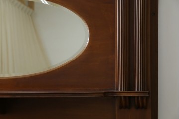 イギリスアンティーク　マホガニー材　鏡付き!褐色の木肌が美しい大振りサイズのマントルピース　(R-048913)