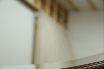 イギリスアンティーク　マホガニー材　鏡付き!褐色の木肌が美しい大振りサイズのマントルピース　(R-048913)