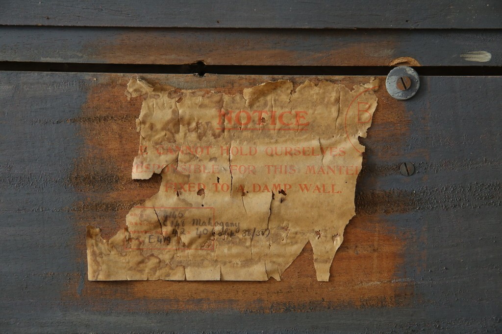 イギリスアンティーク　マホガニー材　鏡付き!褐色の木肌が美しい大振りサイズのマントルピース　(R-048913)