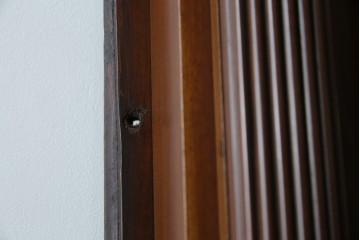 イギリスアンティーク　マホガニー材　鏡付き!褐色の木肌が美しい大振りサイズのマントルピース　(R-048913)