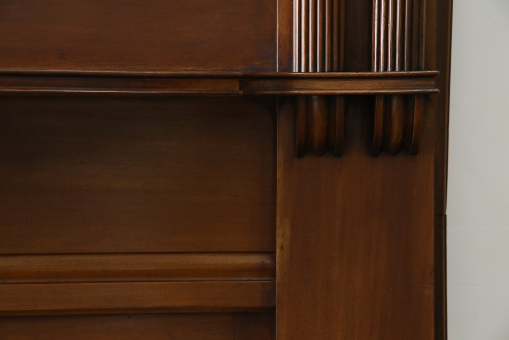 イギリスアンティーク　マホガニー材　鏡付き!褐色の木肌が美しい大振りサイズのマントルピース　(R-048913)