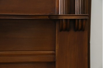 イギリスアンティーク　マホガニー材　鏡付き!褐色の木肌が美しい大振りサイズのマントルピース　(R-048913)