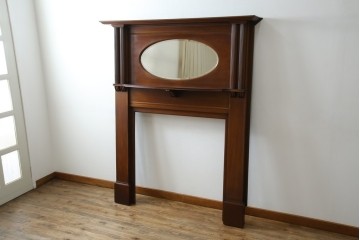 イギリスアンティーク　マホガニー材　鏡付き!褐色の木肌が美しい大振りサイズのマントルピース　(R-048913)