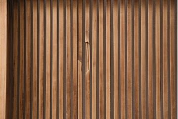 アンティーク建具　腰板ケヤキ材・玉杢　上手物!品のある和の空間作りにおすすめな万本格子戸2枚セット(引き戸)(R-048918)