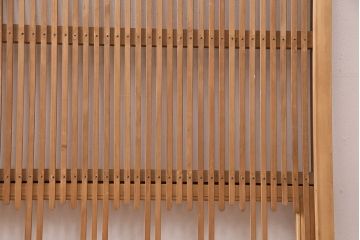 和製アンティーク　腰板ケヤキ材　桟の凝ったつくりが目を引く格子戸1枚(引き戸、建具)(R-048920)