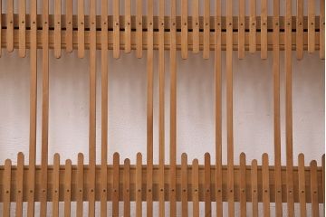 和製アンティーク　腰板ケヤキ材　桟の凝ったつくりが目を引く格子戸1枚(引き戸、建具)(R-048920)