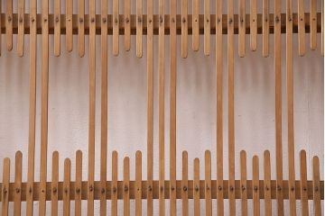 和製アンティーク　腰板ケヤキ材　桟のデザインがお洒落な格子戸1枚(引き戸、建具)(R-048921)