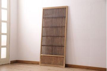 アンティーク建具　腰板ケヤキ材　情緒漂う雰囲気が魅力的な大正期の格子戸1枚(引き戸)(R-048923)