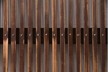 アンティーク建具　腰板ケヤキ材　情緒漂う雰囲気が魅力的な大正期の格子戸1枚(引き戸)(R-048923)