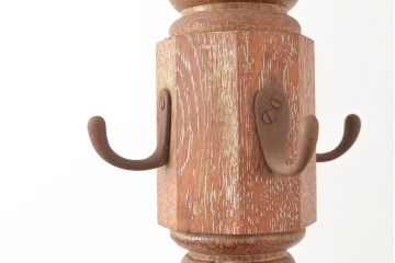和製アンティーク　つくりの良さがうかがえる細やかな意匠が魅力的なナラ材製ポールハンガー(帽子掛け、コートハンガー)(R-048931)