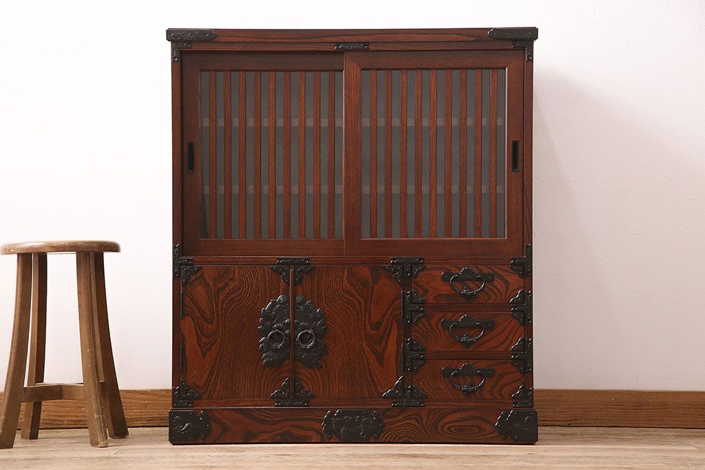 中古　美品　岩谷堂箪笥　菊幸　重厚な黒い金具が存在感を放つ引き出し付きの戸棚(収納棚、サイドキャビネット)(定価約45万円)(R-048932)