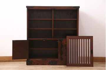 中古　美品　岩谷堂箪笥　菊幸　重厚な黒い金具が存在感を放つ引き出し付きの戸棚(収納棚、サイドキャビネット)(定価約45万円)(R-048932)