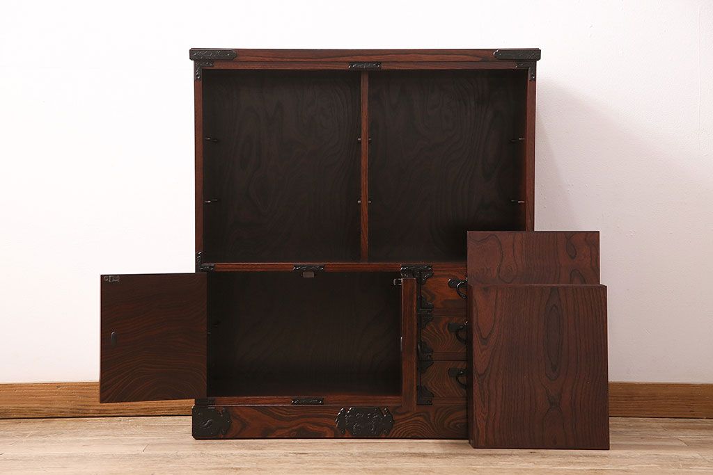 中古　美品　岩谷堂箪笥　菊幸　重厚な黒い金具が存在感を放つ引き出し付きの戸棚(収納棚、サイドキャビネット)(定価約45万円)(R-048932)