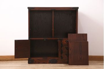 中古　美品　岩谷堂箪笥　菊幸　重厚な黒い金具が存在感を放つ引き出し付きの戸棚(収納棚、サイドキャビネット)(定価約45万円)(R-048932)