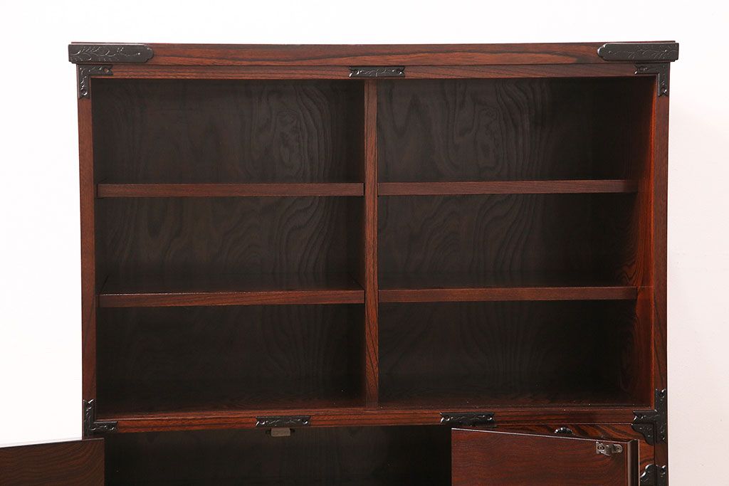 中古　美品　岩谷堂箪笥　菊幸　重厚な黒い金具が存在感を放つ引き出し付きの戸棚(収納棚、サイドキャビネット)(定価約45万円)(R-048932)