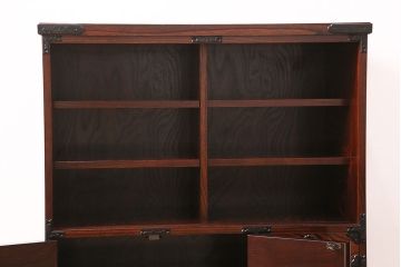 中古　美品　岩谷堂箪笥　菊幸　重厚な黒い金具が存在感を放つ引き出し付きの戸棚(収納棚、サイドキャビネット)(定価約45万円)(R-048932)