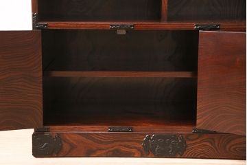 中古　美品　岩谷堂箪笥　菊幸　重厚な黒い金具が存在感を放つ引き出し付きの戸棚(収納棚、サイドキャビネット)(定価約45万円)(R-048932)