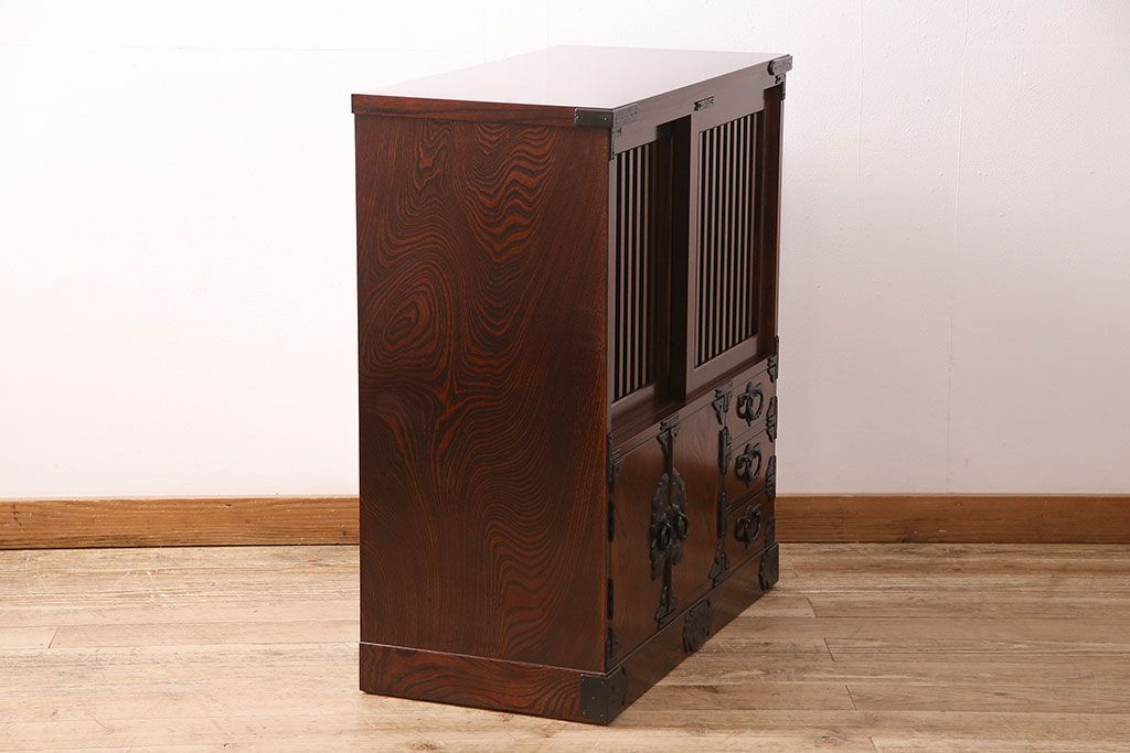 中古　美品　岩谷堂箪笥　菊幸　重厚な黒い金具が存在感を放つ引き出し付きの戸棚(収納棚、サイドキャビネット)(定価約45万円)(R-048932)