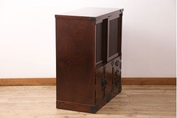 中古　美品　岩谷堂箪笥　菊幸　重厚な黒い金具が存在感を放つ引き出し付きの戸棚(収納棚、サイドキャビネット)(定価約45万円)(R-048932)