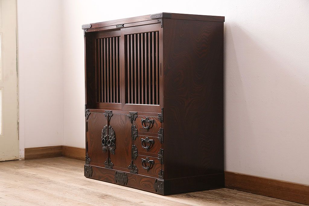 中古　美品　岩谷堂箪笥　菊幸　重厚な黒い金具が存在感を放つ引き出し付きの戸棚(収納棚、サイドキャビネット)(定価約45万円)(R-048932)