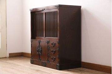 中古　美品　岩谷堂箪笥　菊幸　重厚な黒い金具が存在感を放つ引き出し付きの戸棚(収納棚、サイドキャビネット)(定価約45万円)(R-048932)