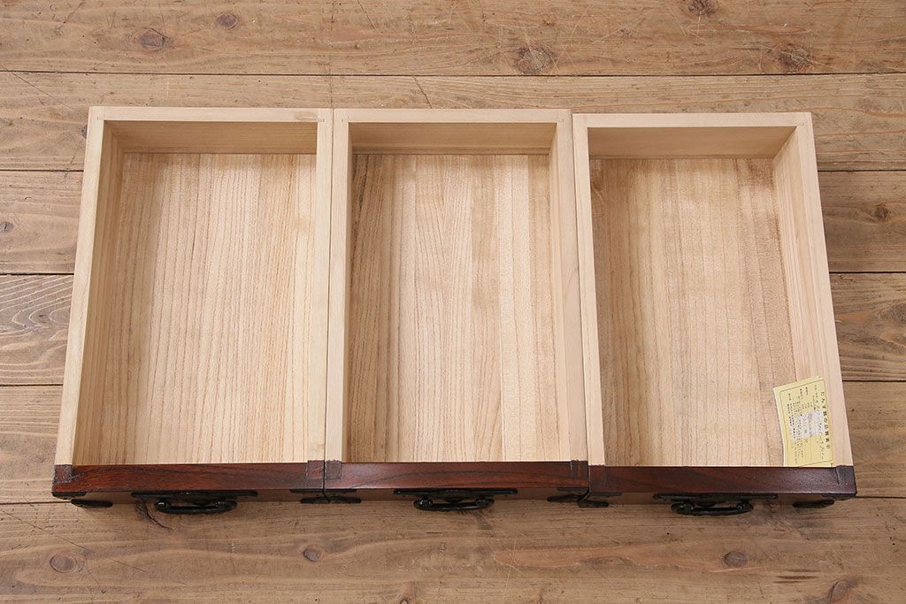 中古　美品　岩谷堂箪笥　菊幸　重厚な黒い金具が存在感を放つ引き出し付きの戸棚(収納棚、サイドキャビネット)(定価約45万円)(R-048932)