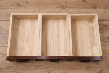 中古　美品　岩谷堂箪笥　菊幸　重厚な黒い金具が存在感を放つ引き出し付きの戸棚(収納棚、サイドキャビネット)(定価約45万円)(R-048932)