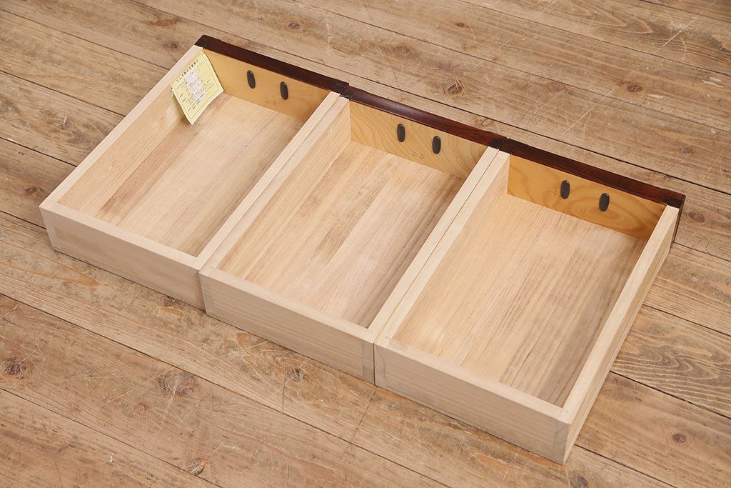 中古　美品　岩谷堂箪笥　菊幸　重厚な黒い金具が存在感を放つ引き出し付きの戸棚(収納棚、サイドキャビネット)(定価約45万円)(R-048932)