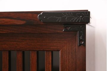 中古　美品　岩谷堂箪笥　菊幸　重厚な黒い金具が存在感を放つ引き出し付きの戸棚(収納棚、サイドキャビネット)(定価約45万円)(R-048932)