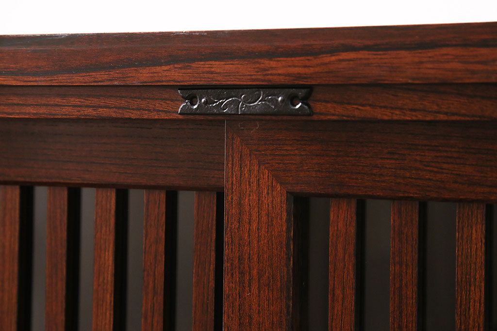 中古　美品　岩谷堂箪笥　菊幸　重厚な黒い金具が存在感を放つ引き出し付きの戸棚(収納棚、サイドキャビネット)(定価約45万円)(R-048932)