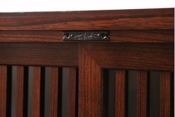 中古　美品　岩谷堂箪笥　菊幸　重厚な黒い金具が存在感を放つ引き出し付きの戸棚(収納棚、サイドキャビネット)(定価約45万円)(R-048932)