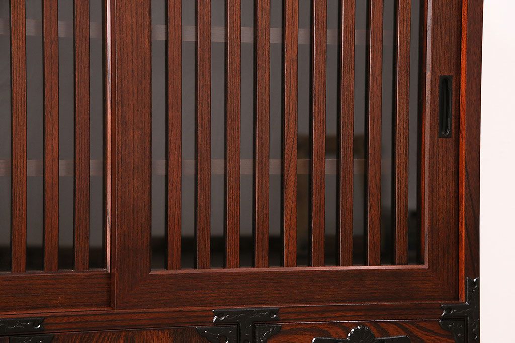 中古　美品　岩谷堂箪笥　菊幸　重厚な黒い金具が存在感を放つ引き出し付きの戸棚(収納棚、サイドキャビネット)(定価約45万円)(R-048932)